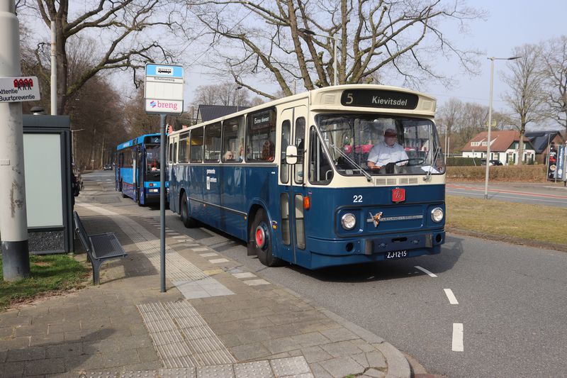 Rondrit met museumbussen door Arnhem